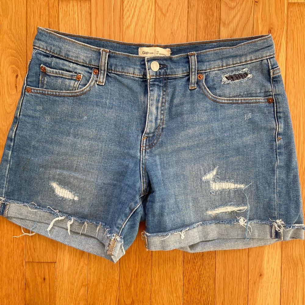 Gap 5” distressed denim shorts